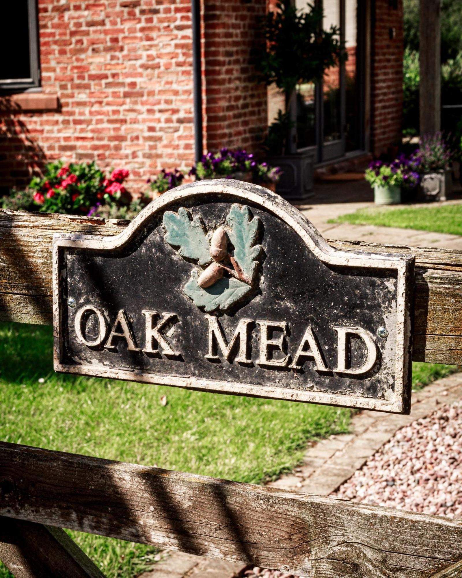 Villa Oak Mead Wrexham Exterior foto